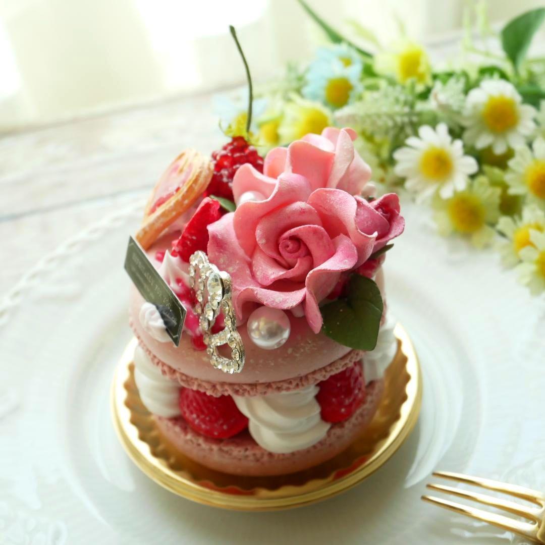 【ひまわり様】フェイクスイーツ◆薔薇飾り♡ホール苺サンドの大きなマカロンケーキ◆