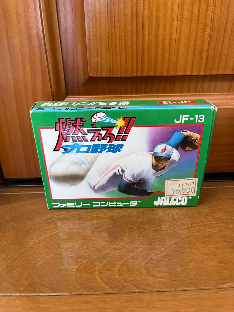 【レトロ 40周年、箱付き】ファミリーコンピューター 本体&カセット4種付き