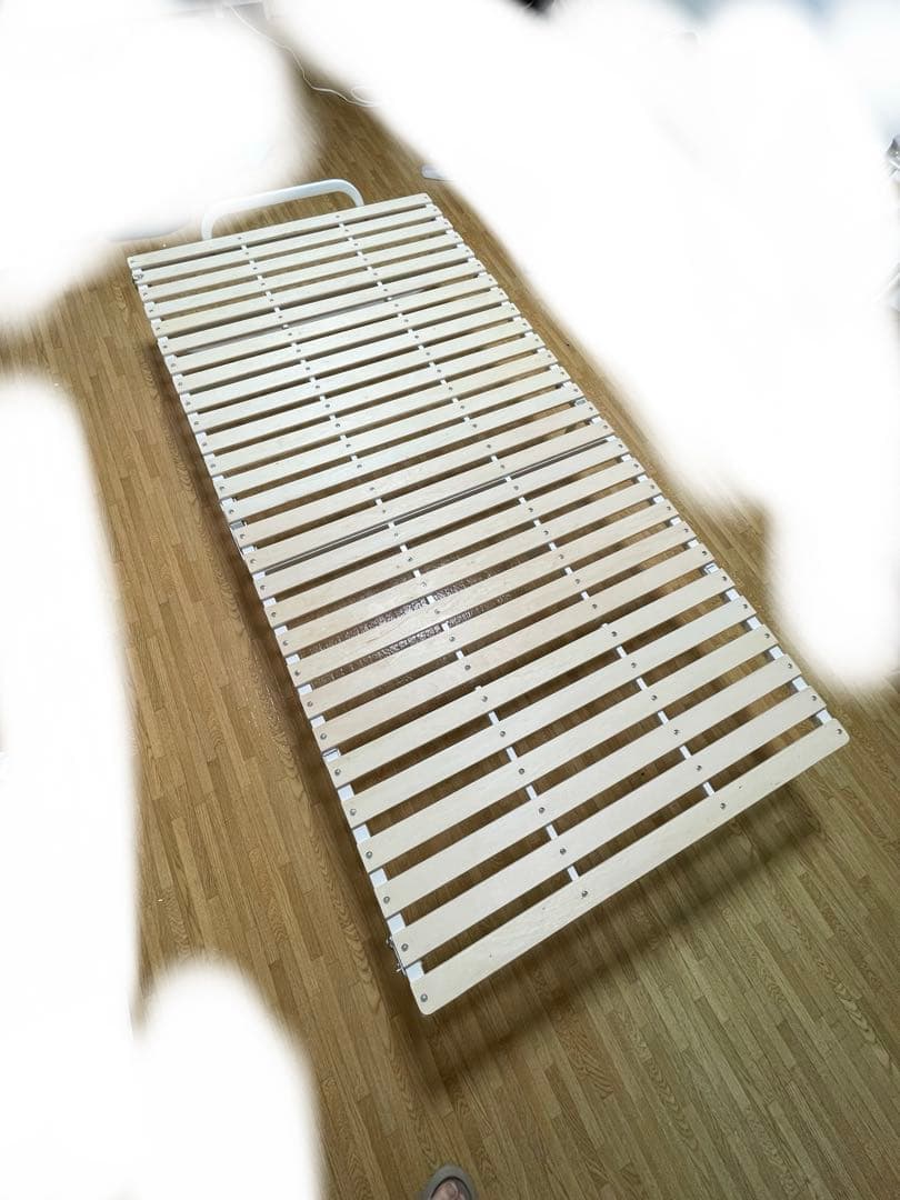 クローゼットに収納できる4つ折りすのこベッドシングル