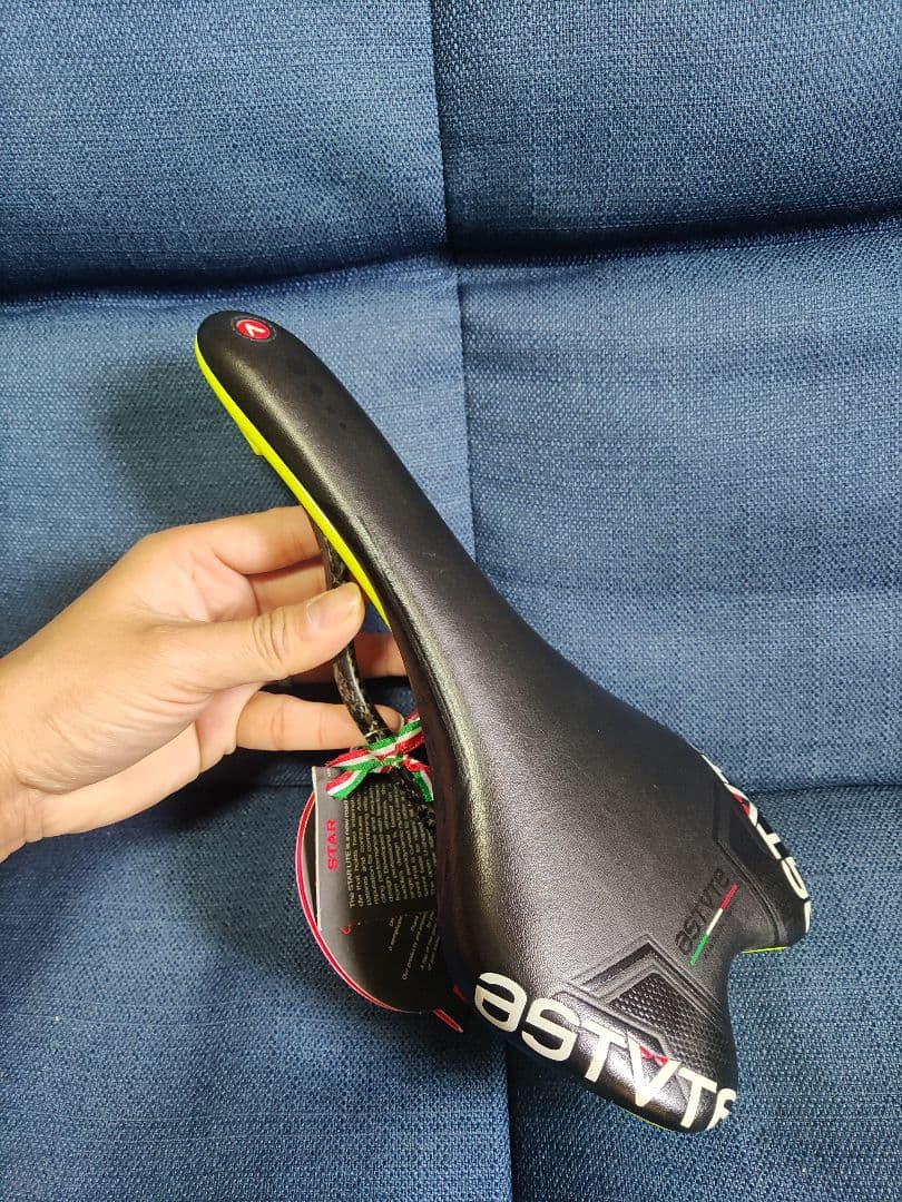 astute エルゴノミックカーボンサドル 200g