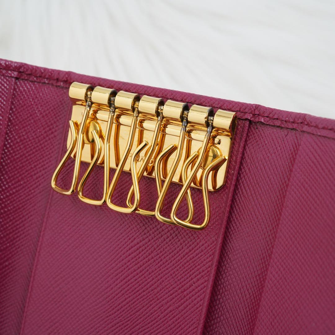 新品同様　PRADA プラダ　キーケース　サフィアーノレザー　メタルロゴ　ピンク