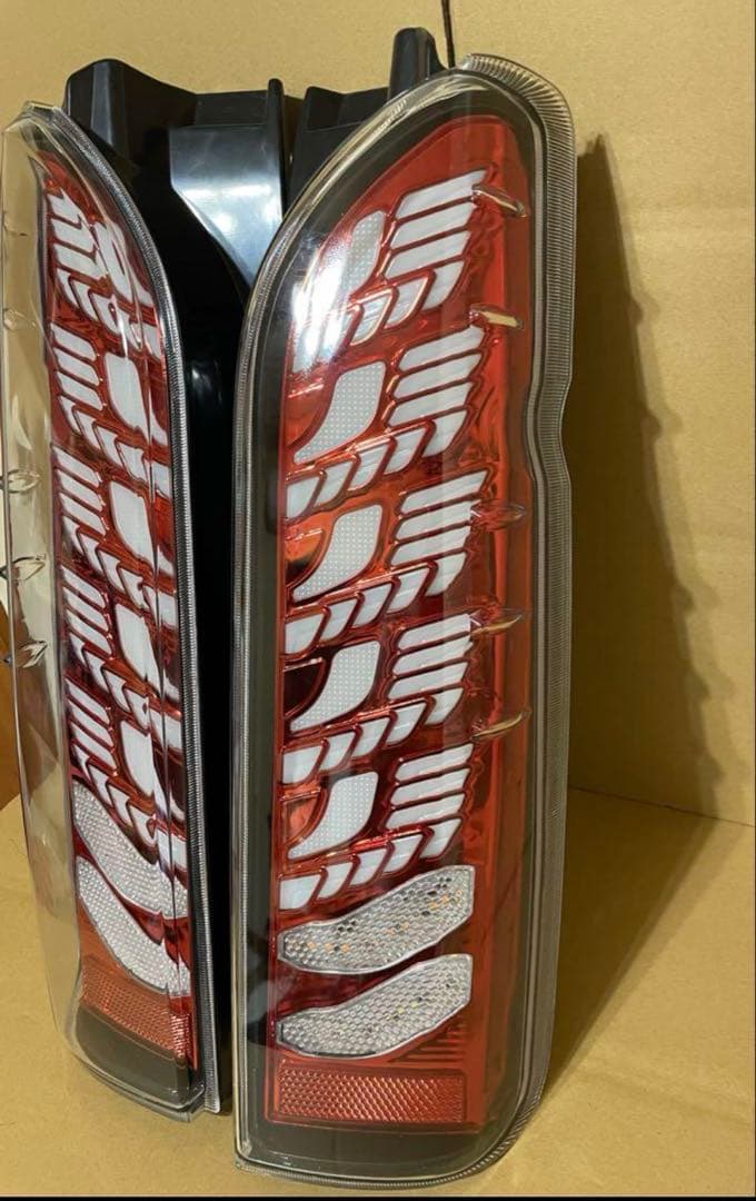 ハイエース　新品　テールランプ　テールライト　ヘッドライト