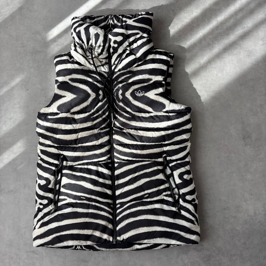 15543 アディダス ゼブラ柄 刺繍 ダウンベスト
