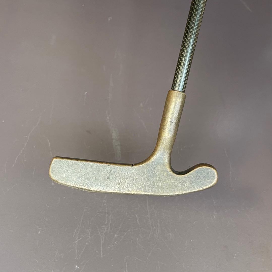 グリップもカーボンの自立する珍しいカーボンファイバー パター②約34インチ