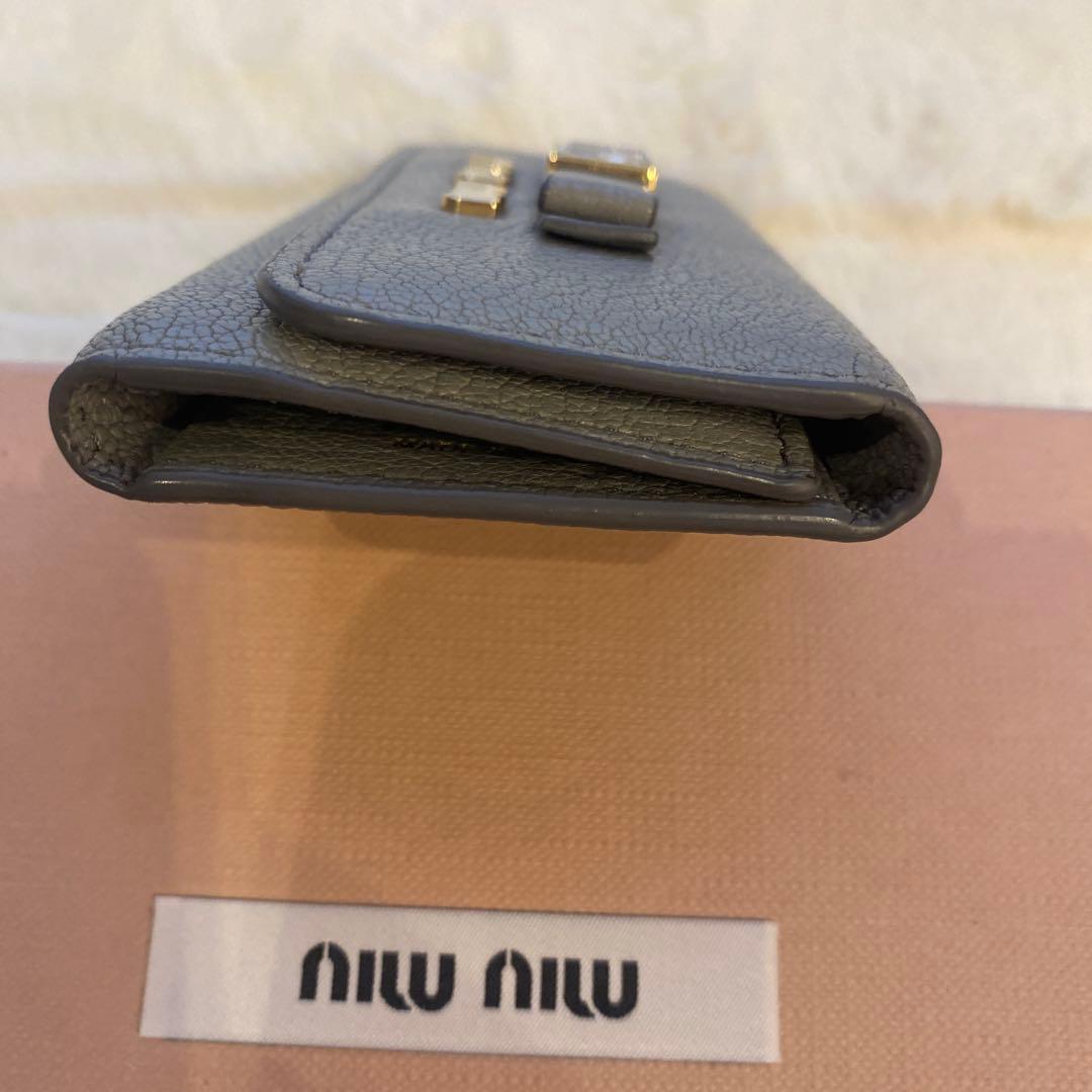 美品☆miu miuグレー レザー キーケース ゴールド金具リボン付き