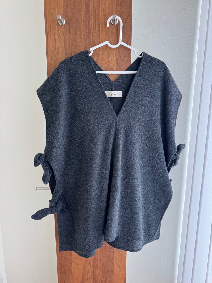 ダークグレー Vネック サイドリボン ベスト　heve