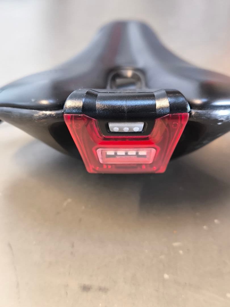 ひ*ぬ様 CADEX BOOST　サドル リアライト付