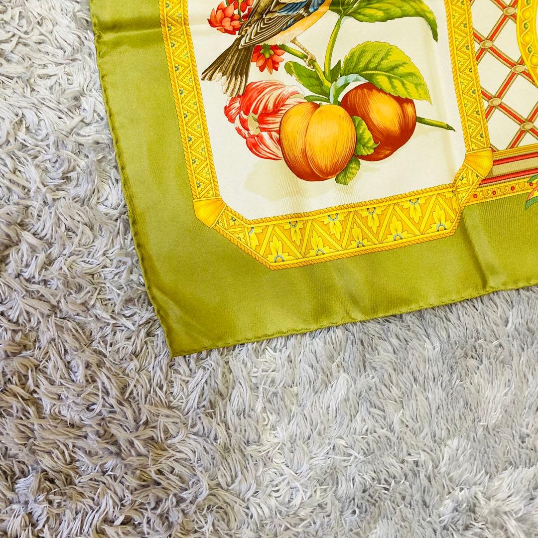 サルヴァトーレフェラガモ　Salvatore Ferragamo シルクスカーフ