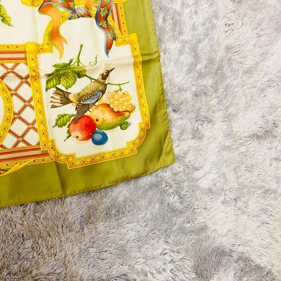 サルヴァトーレフェラガモ　Salvatore Ferragamo シルクスカーフ