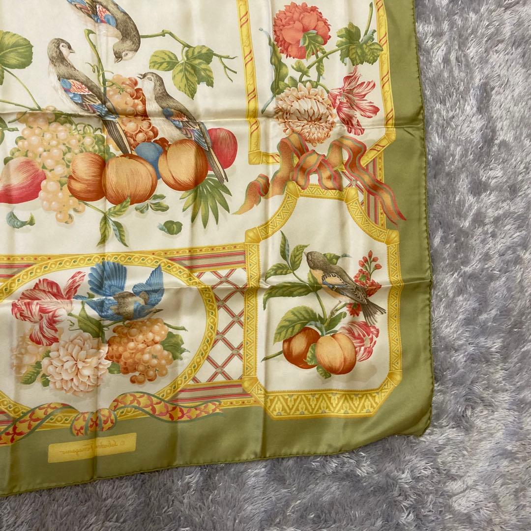 サルヴァトーレフェラガモ　Salvatore Ferragamo シルクスカーフ