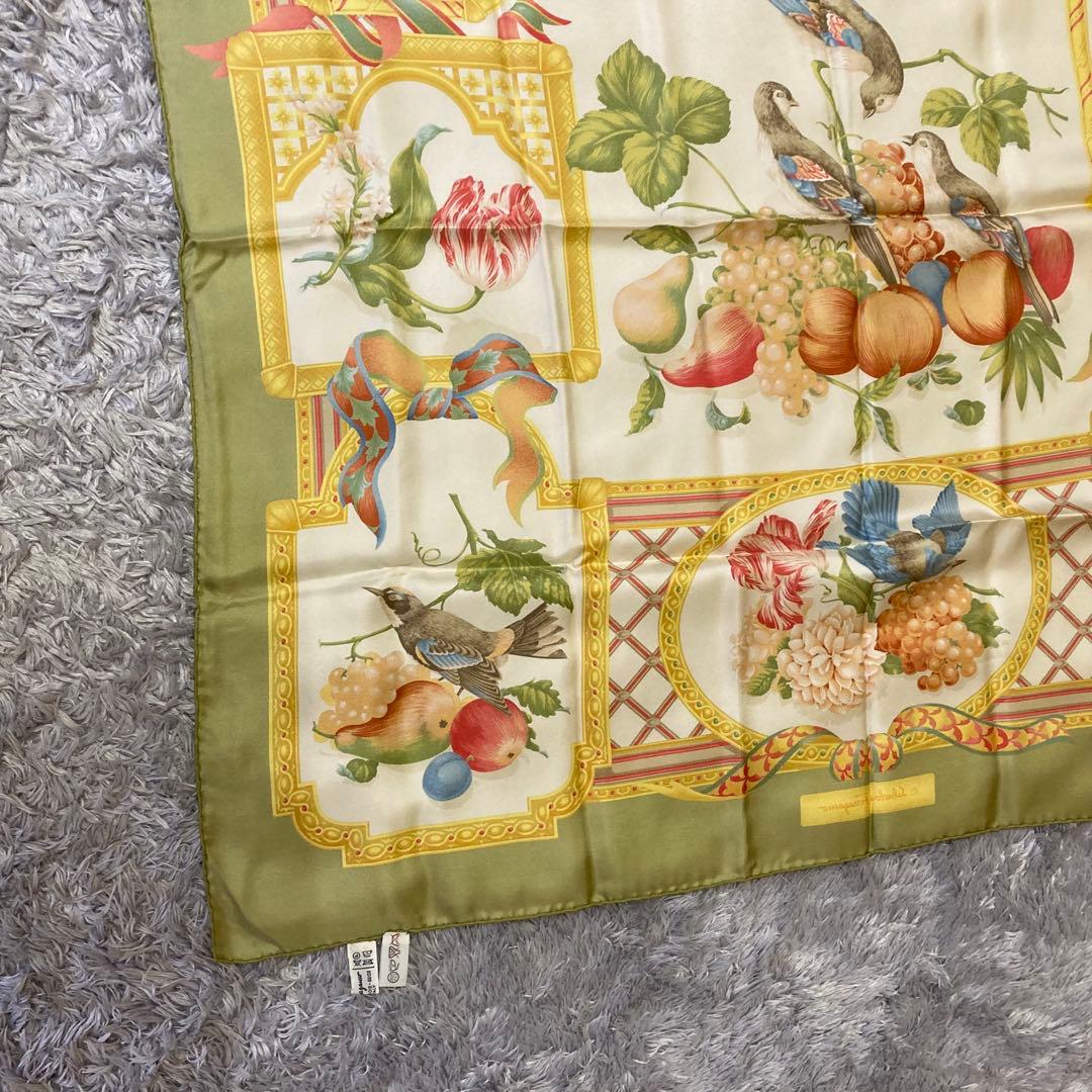 サルヴァトーレフェラガモ　Salvatore Ferragamo シルクスカーフ