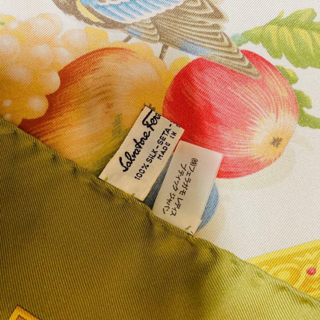 サルヴァトーレフェラガモ　Salvatore Ferragamo シルクスカーフ
