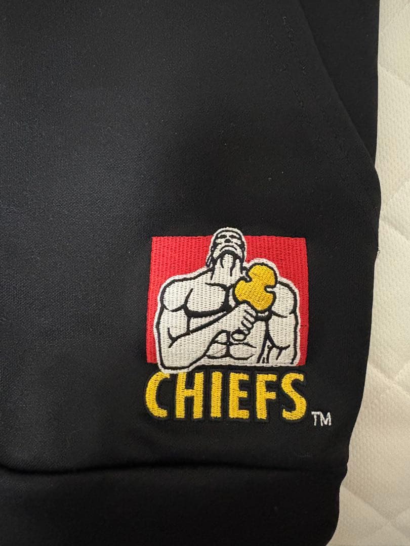 CHIEFS、ジップパーカー