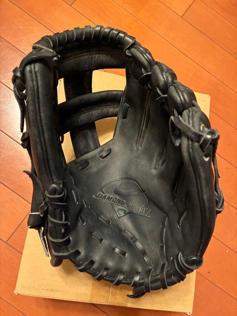 Nike ナイキ野球グローブ 黒/赤 軟式野球用　一般サイズ内野手用