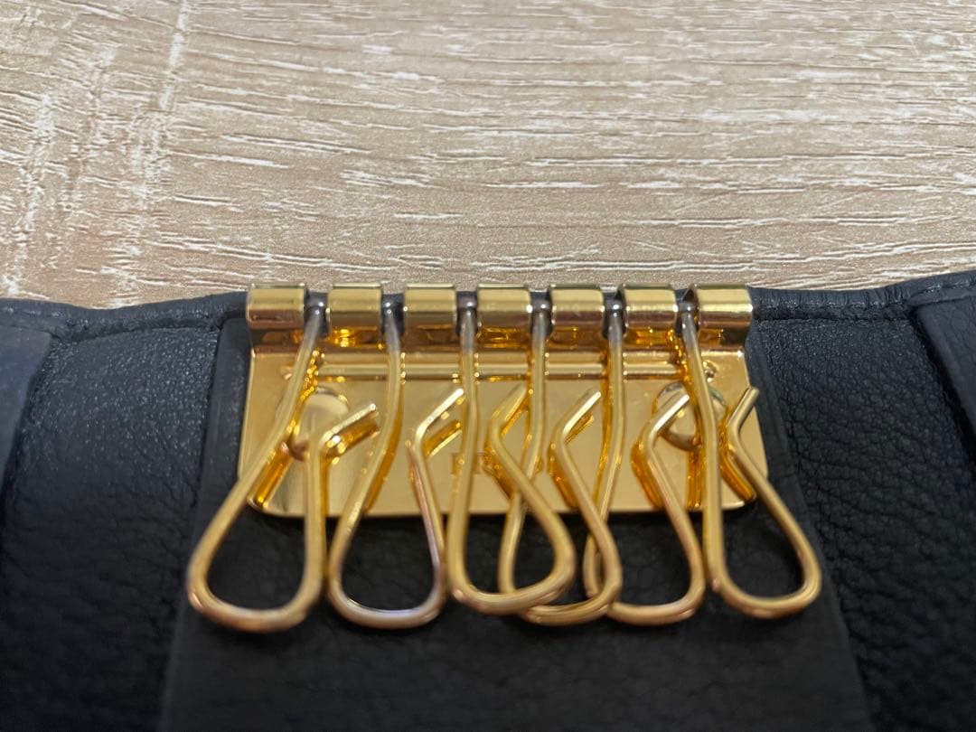 最終お値下げ！美品★★PRADAブラック 6連キーケース