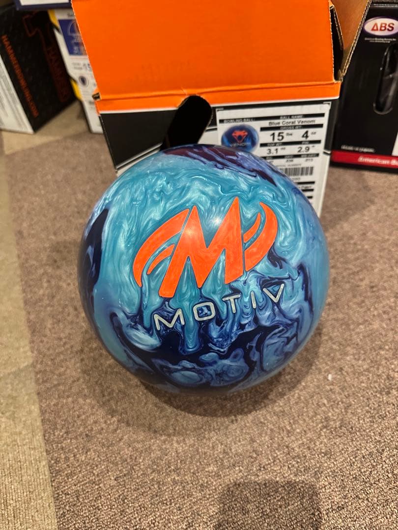 MOTIV ブルーコーラルベノム 15ポンド ボウリングボール