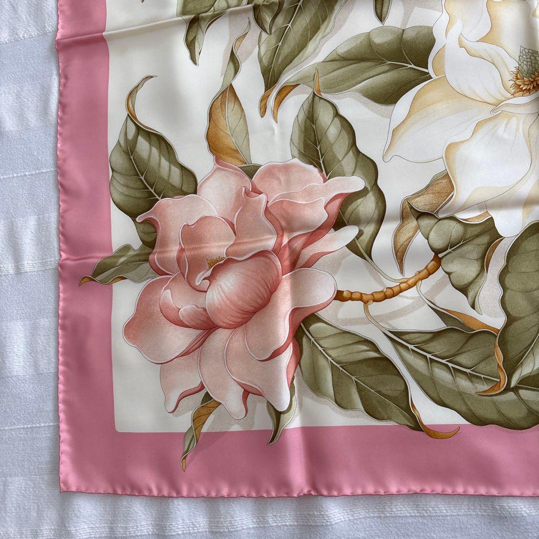 イタリア製　サルヴァトーレ フェラガモ　シルクスカーフ　花柄　ホワイト　ピンク系