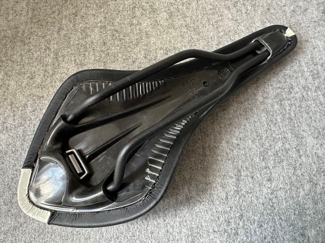 fi'zi:kフィジーク サドル ARIONE CX アリオネ　ホワイト