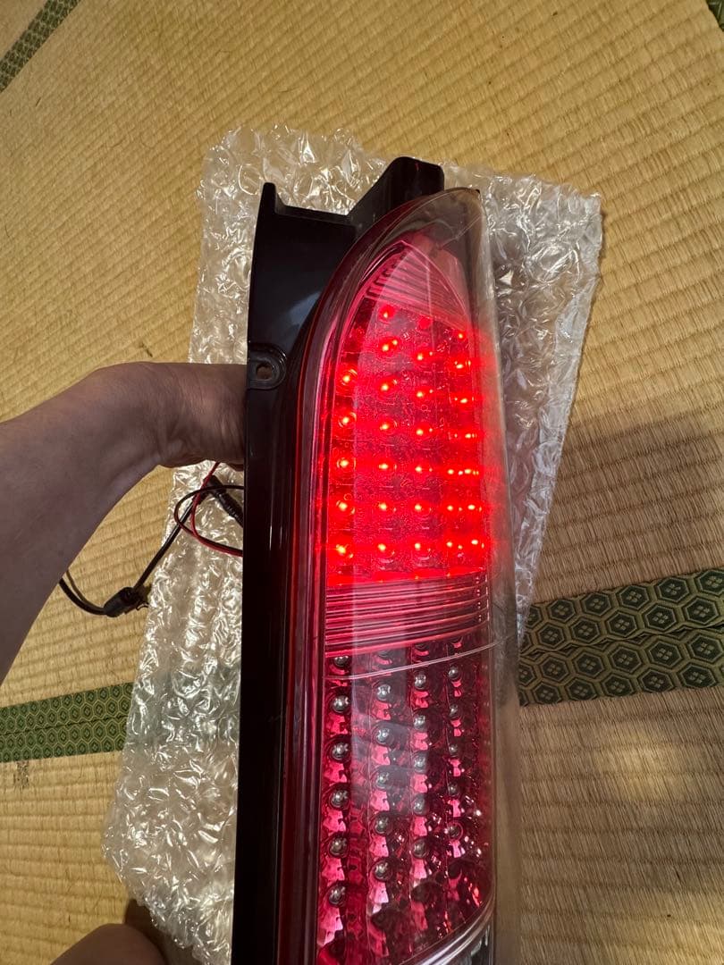 ②200系ハイエースバン　社外LEDテールランプセット　点灯確認済　送料込み