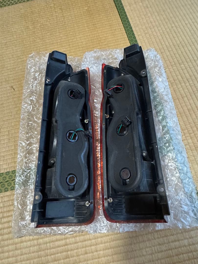 ②200系ハイエースバン　社外LEDテールランプセット　点灯確認済　送料込み