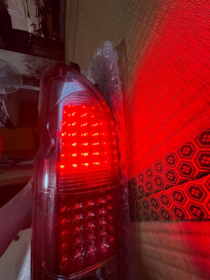 ②200系ハイエースバン　社外LEDテールランプセット　点灯確認済　送料込み