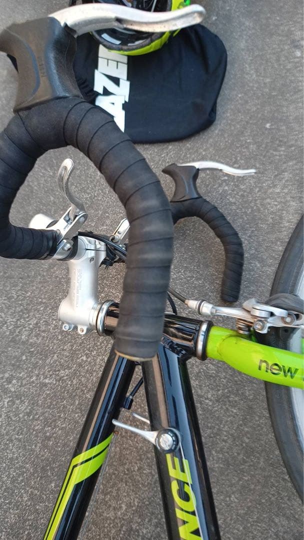 ロードバイク　NEW BALANCE Jr. TAJ24　ヘルメット付