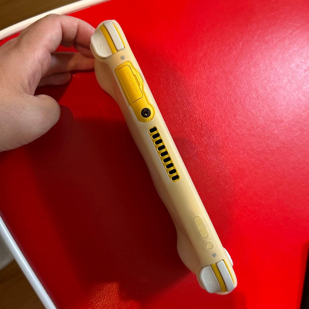Nintendo Switch Lite イエロー　持運びケース、ソフト2つ