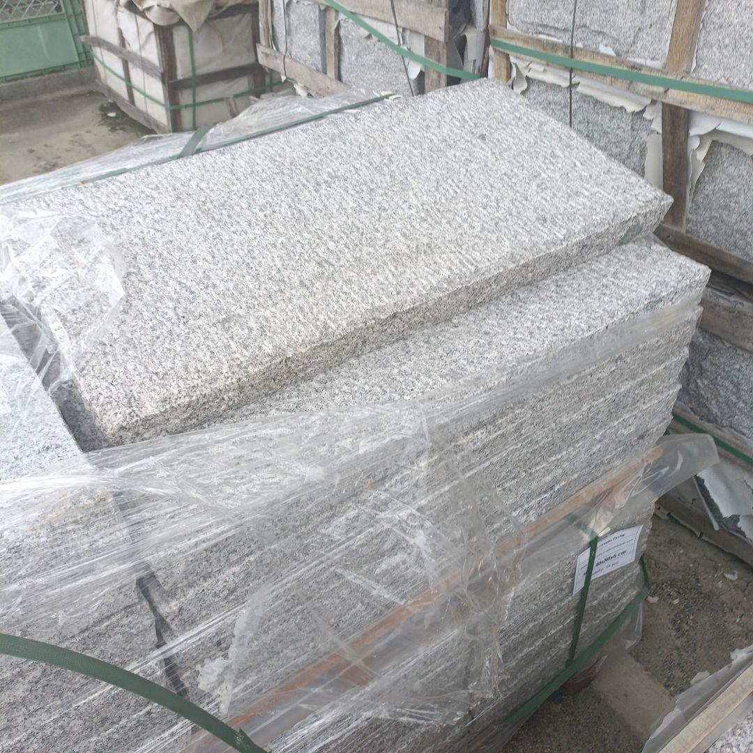 ベトナム産白敷石五面のみぎり仕上げ 400✕800✕60ミリ一箱18枚入り