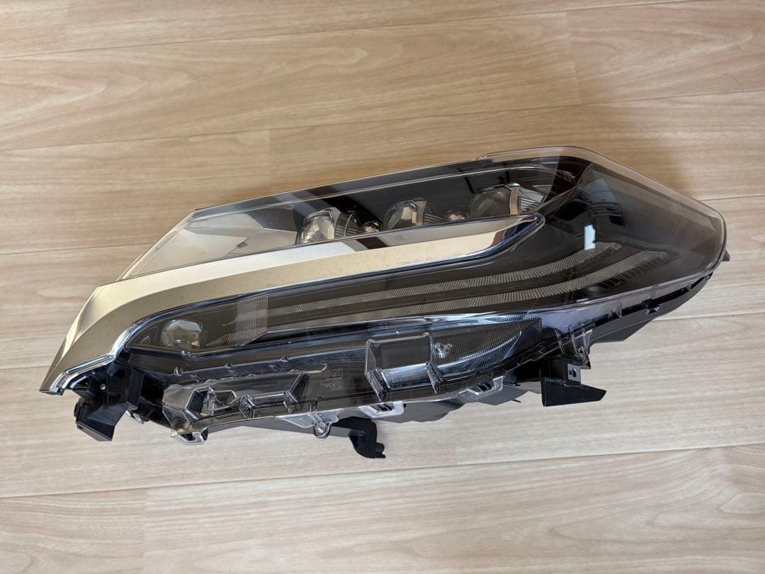 アルファード30系　後期　3眼　LED LH側