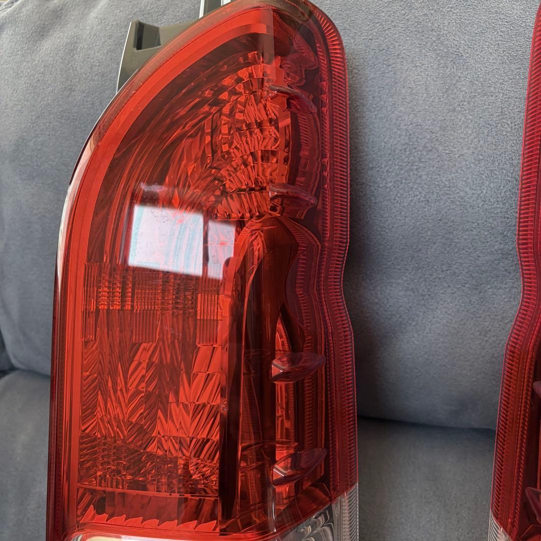 200系ハイエース　純正タイプ　テールランプ　左右セットトヨタ 外装 修理 補修