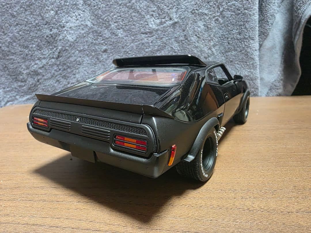 AUTOart製　1/18 フォード ファルコン XB インターセプター