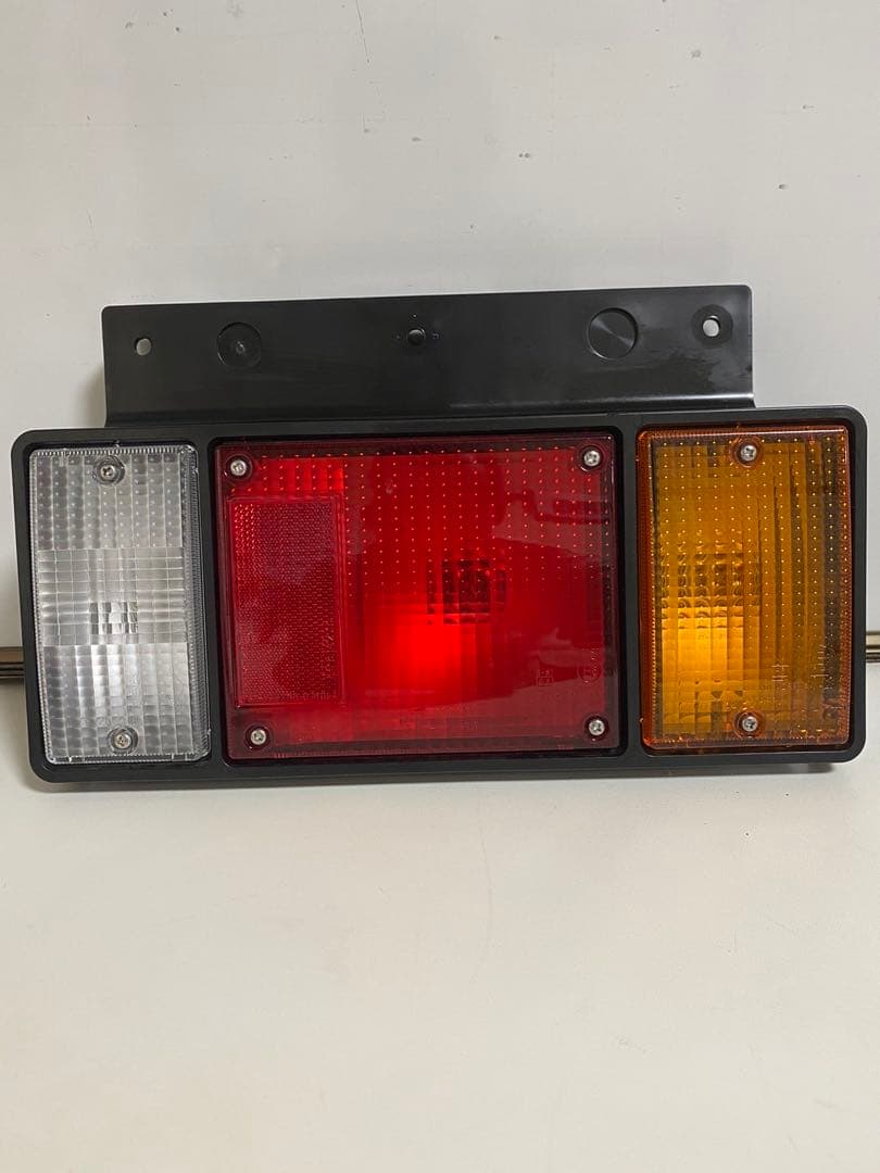 いすゞ左右セット24V トラックテールランプ トラックのバックブザーあります