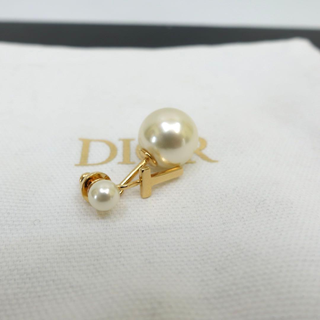 Dior ピアス　パール　Tロゴ　トライバルピアス　イニシャル