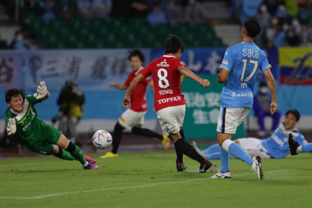 浦和レッズ　ユニフォーム　小泉佳穂　2022（H）