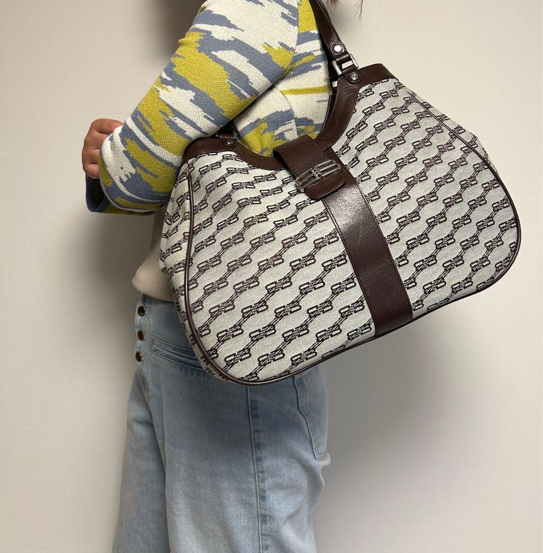 バレンシアガ　ロゴデザインバッグ