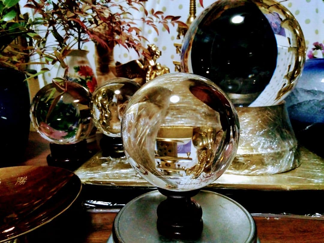 美品.特大.天然水晶玉？の置物.1705グラム位.木製台座付きます