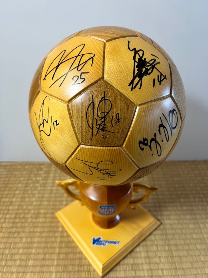 レア　ヴァンフォーレ甲府　木製ボール　台座付　選手　直筆サイン　2001