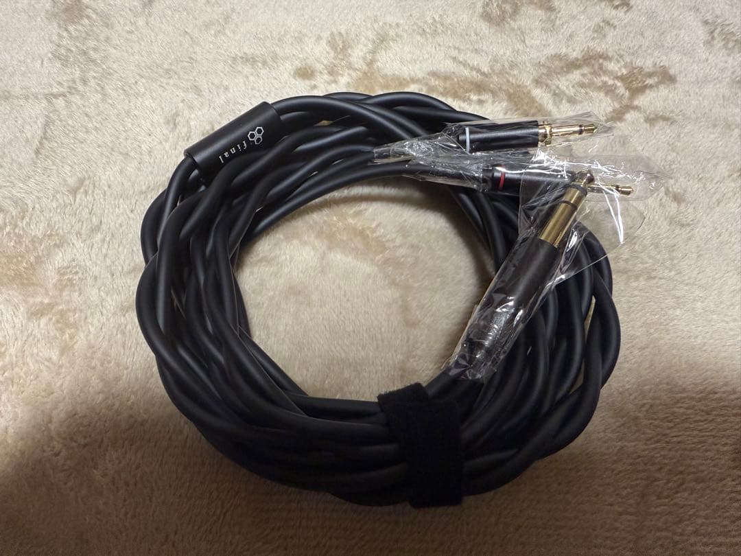 美品 final D8000 シルバー プロテクトケース付き【付属品完備】