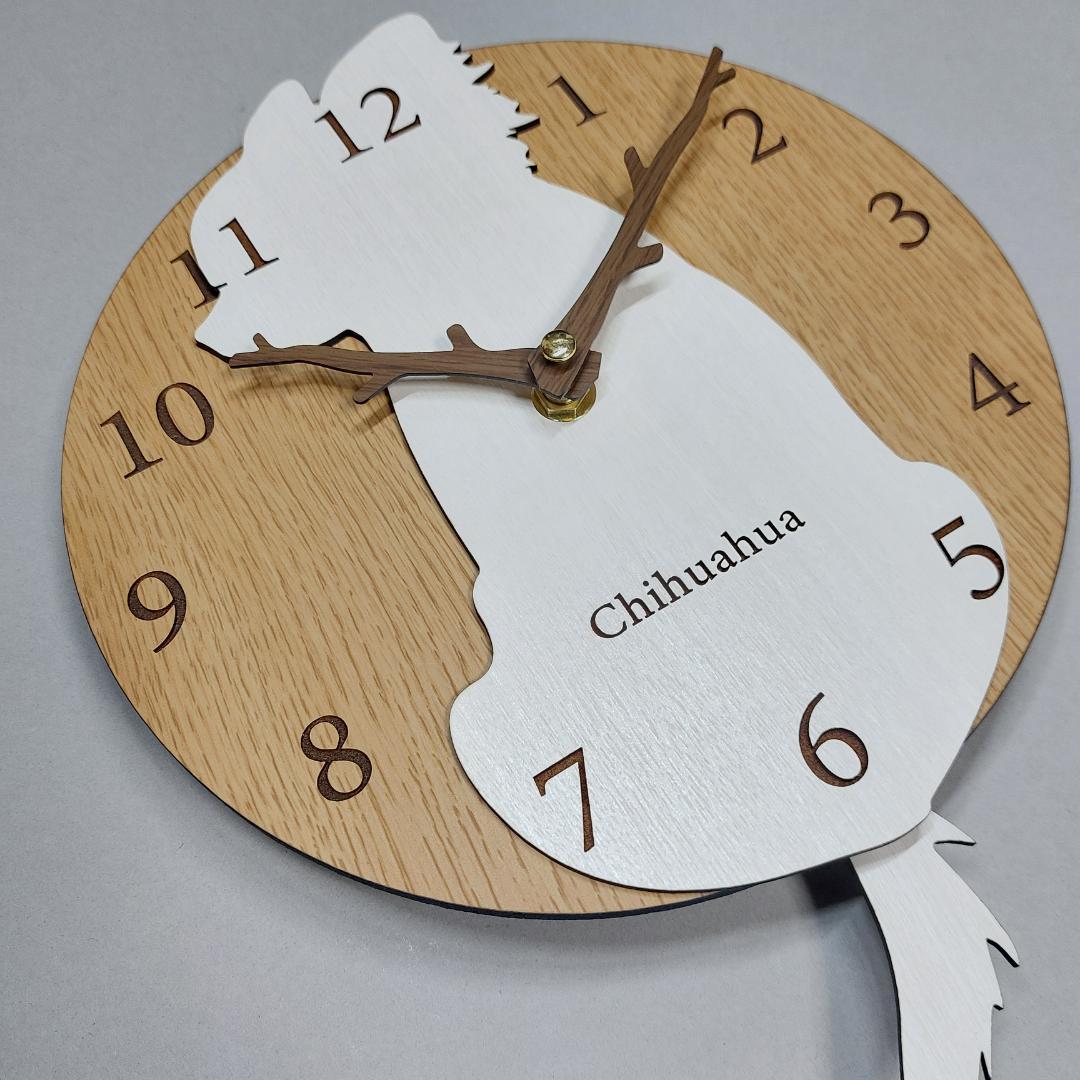 大版【限定値下げ】名入れ　しっぽ 振り子・はみ出し掛時計 チワワ　白