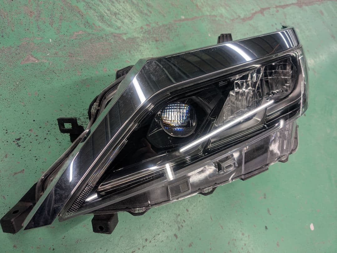 C27 セレナ　後期　左　ヘッドライト