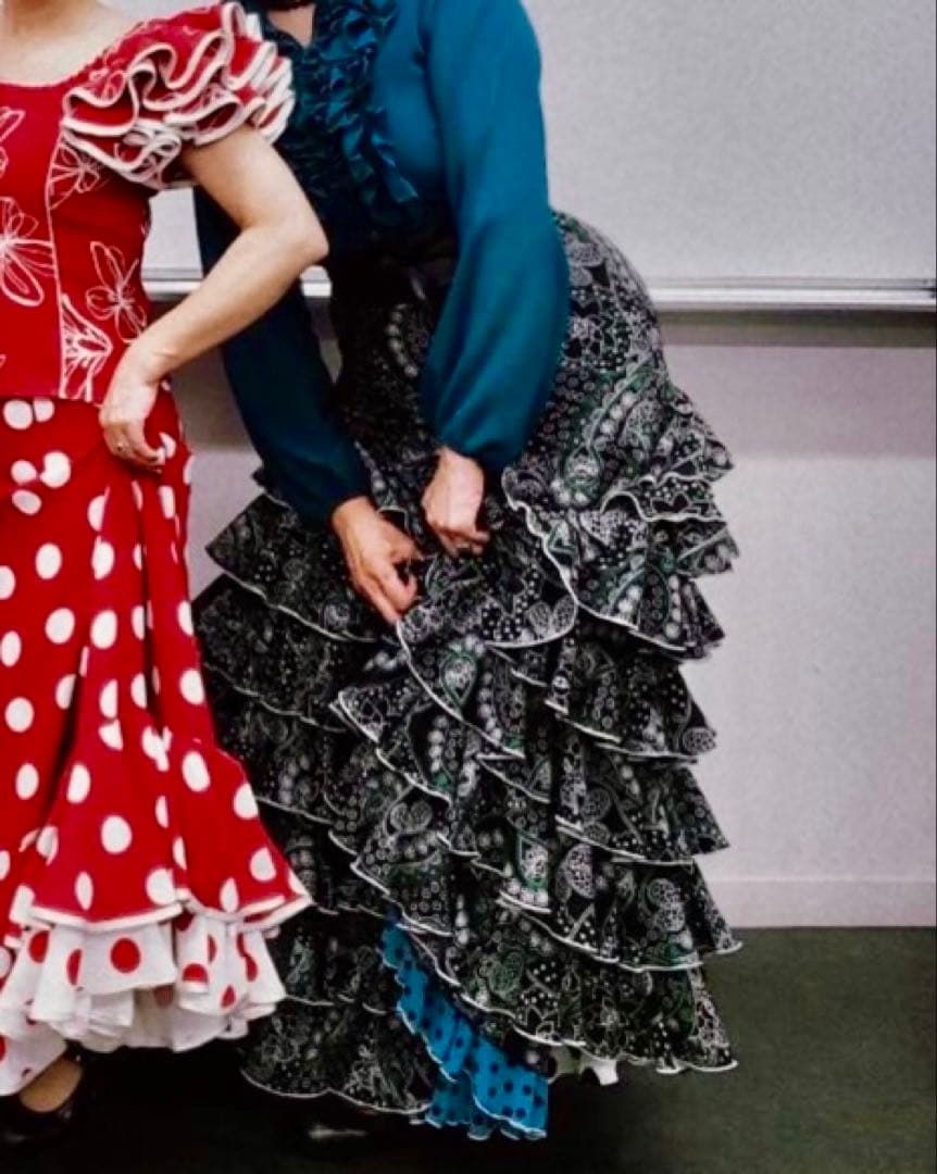 更に最終お値下げ‼️致しました。フラメンコスカート 黒と水色のドット柄