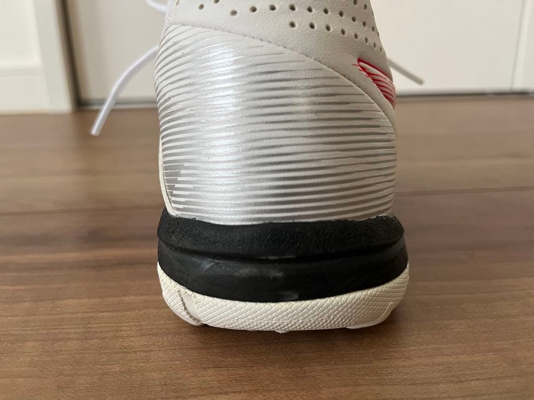 ASICS CALCETTO フットサルシューズ ホワイト/レッド　27センチ