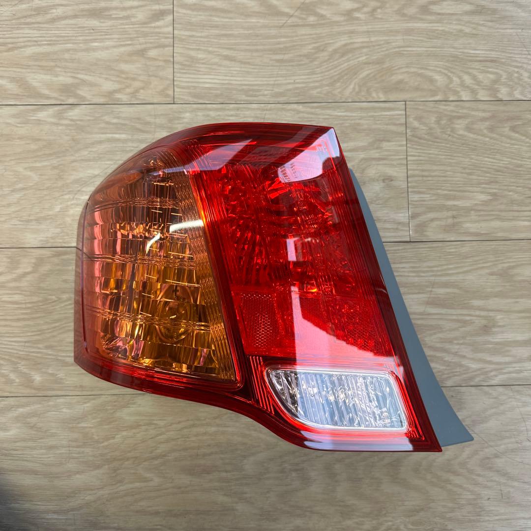 カローラアクシオ　リヤ左テールレンズ