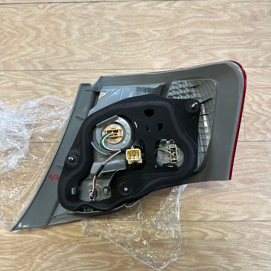 カローラアクシオ　リヤ左テールレンズ