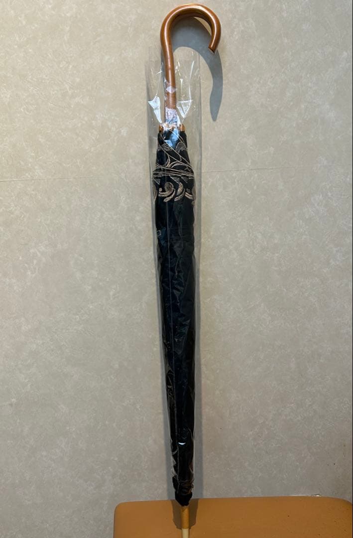 【お値下げ中！】《かわず張り》ALUCOOL ブラック 刺繍入り日傘（晴雨兼用）