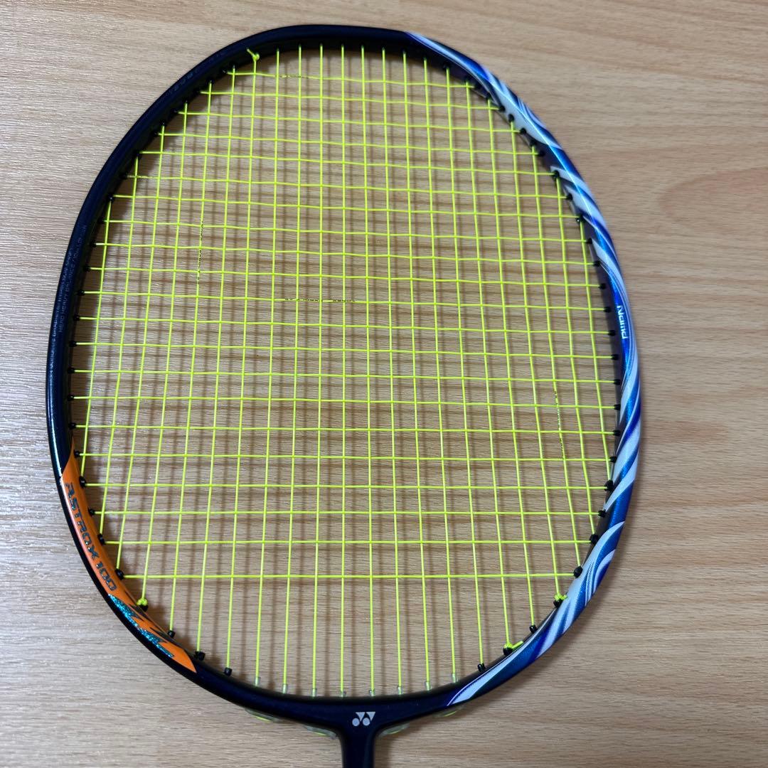 美品YONEX バドミントンラケット 日本製 アストロクス100ZZ 4UG5