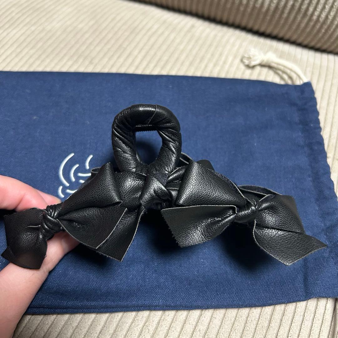 ヘアアクセサリー tresse Leather Ruban Clip in Black