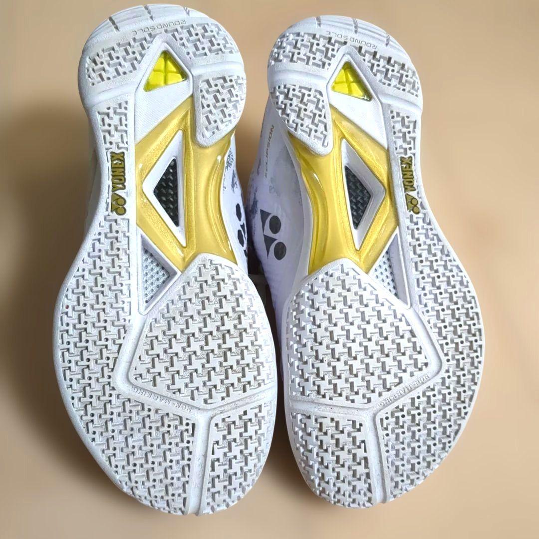 YONEX　バドミントンシューズ　23cm　美品　 (中敷き新品未使用品)