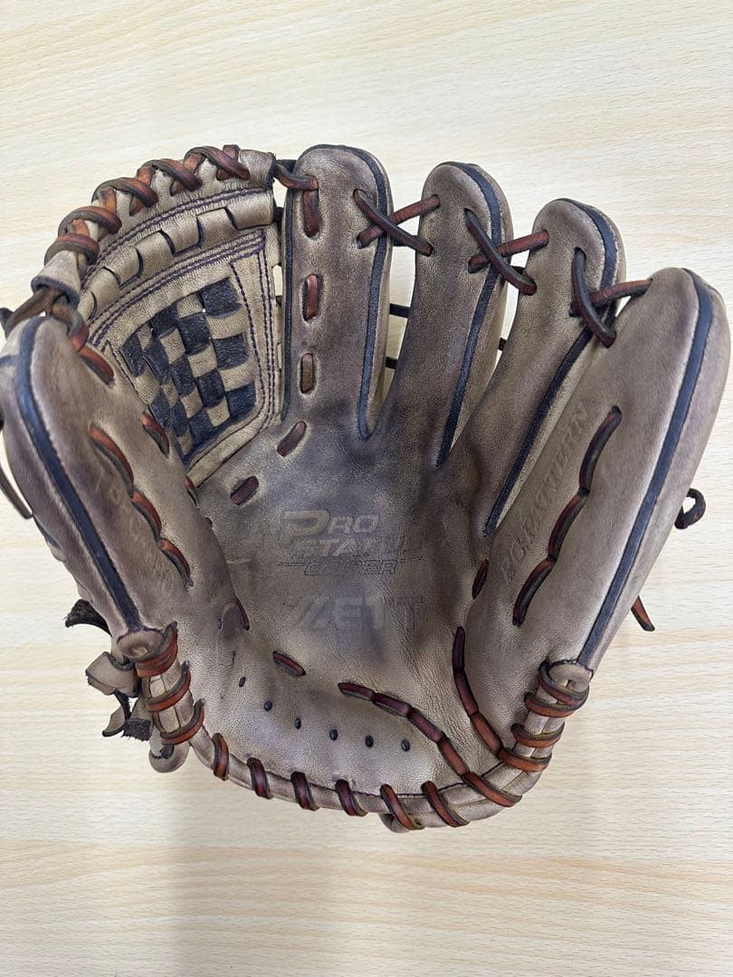 ZETTプロステイタス・硬式内野手用グローブ。 源田モデル