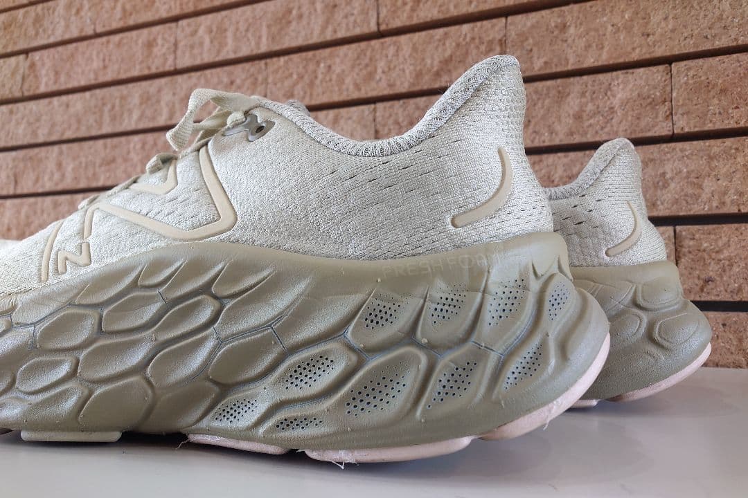 着用1回☆ニューバランス フレッシュフォームXモアv４ランニングシューズ23cm